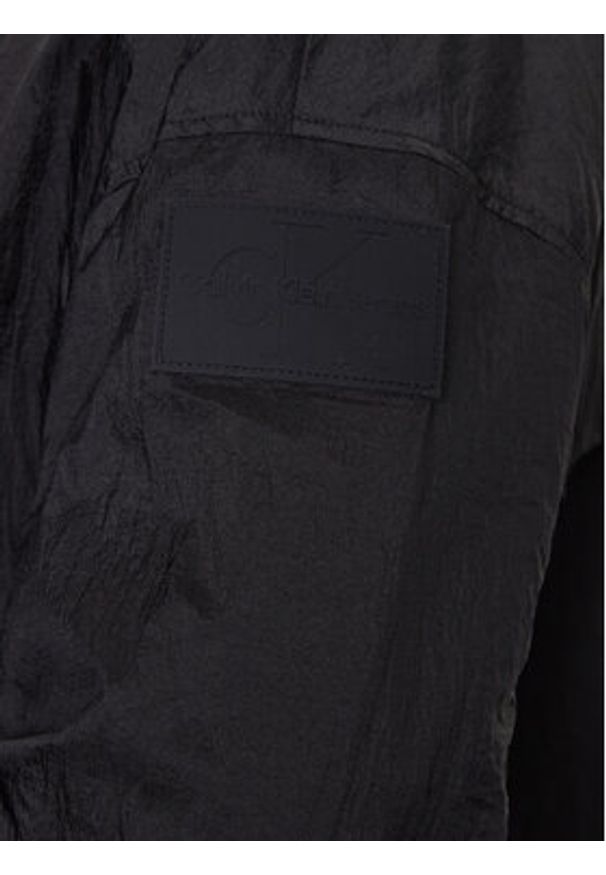 Calvin Klein Jeans Kurtka przejściowa J30J323472 Czarny Regular Fit. Kolor: czarny. Materiał: syntetyk