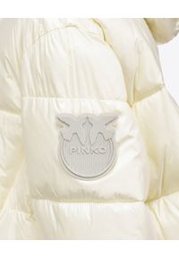Pinko - PINKO - Biała kurtka puchowa z logo. Typ kołnierza: kaptur. Kolor: biały. Materiał: puch