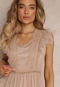 Renee - Beżowa Sukienka Lasthameia. Typ kołnierza: kołnierz z falbankami. Kolor: beżowy. Materiał: tiul, koronka, tkanina. Długość rękawa: krótki rękaw. Wzór: ażurowy, kropki. Typ sukienki: rozkloszowane. Styl: wizytowy. Długość: midi #5