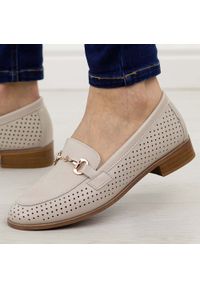 Beżowe skórzane ażurowe mokasyny damskie S.Barski 51-588. Okazja: na co dzień, do pracy, na spacer. Nosek buta: okrągły. Kolor: beżowy. Szerokość cholewki: normalna. Wzór: ażurowy. Materiał: skóra. Sezon: wiosna, lato. Obcas: na obcasie. Styl: klasyczny, casual, elegancki #1