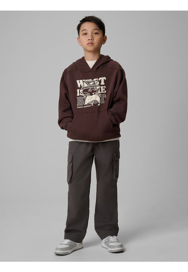 4f - 4F Bluza dresowa loose z kapturem chłopięca - brązowa 134 (8-9 lat). Okazja: na co dzień. Typ kołnierza: kaptur. Kolor: brązowy. Materiał: dresówka. Sezon: lato. Styl: casual, sportowy