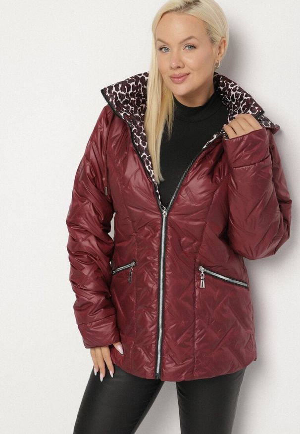 Born2be - Czerwona Pikowana Kurtka z Kapturem i Podszewką w Panterkę Felandre. Okazja: na co dzień, na spacer. Typ kołnierza: kaptur. Kolekcja: plus size. Kolor: czerwony. Materiał: jeans. Wzór: motyw zwierzęcy. Styl: klasyczny, casual