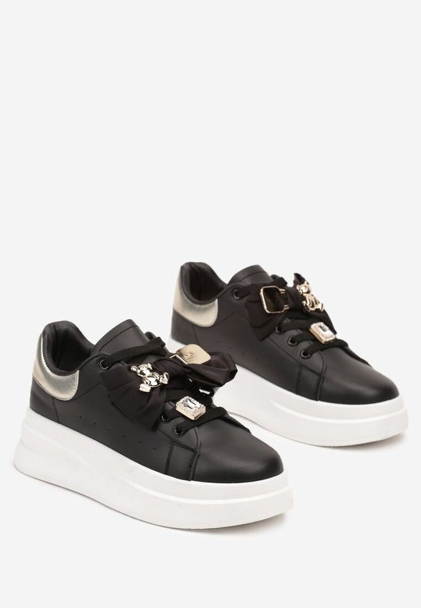 Born2be - Czarno-Złote Sneakersy na Grubej Podeszwie z Kokardą i Metaliczną Ozdobą Rorira. Nosek buta: okrągły. Zapięcie: sznurówki. Kolor: czarny. Materiał: materiał. Wzór: aplikacja. Obcas: na obcasie. Wysokość obcasa: niski