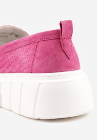 Born2be - Fuksjowe Skórzane Mokasyny na Grubej Podeszwie Zdobione Perforacją i Łańcuszkiem Ariuk. Okazja: do pracy, na co dzień. Kolor: różowy. Materiał: skóra. Wzór: aplikacja. Styl: elegancki, casual #2