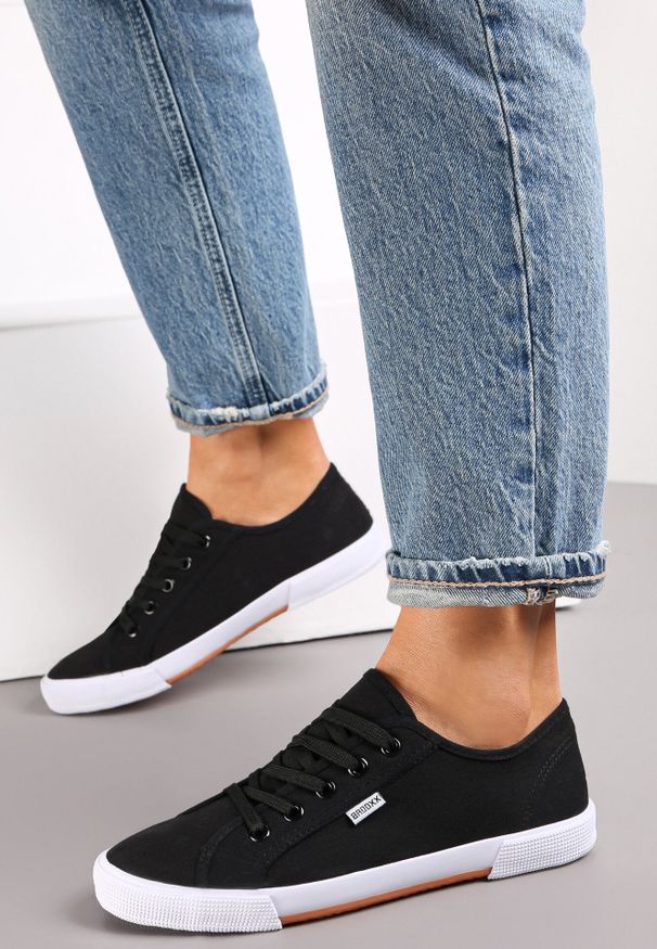 Born2be - Czarne Tenisówki z Ozdobnymi Przeszyciami Oridorise. Okazja: na co dzień, do pracy. Zapięcie: sznurówki. Kolor: czarny. Materiał: materiał, jeans, dzianina. Styl: casual, klasyczny