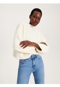 Reserved - Gładki sweter z półgolfem - złamana biel. Materiał: dzianina. Wzór: gładki