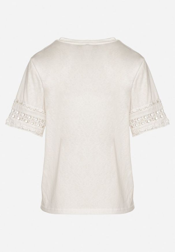Born2be - Biały T-shirt z Bawełny Ozdobiony Ażurowym Wzorem Valreia. Okazja: na co dzień. Kolor: biały. Materiał: bawełna. Wzór: ażurowy, aplikacja. Styl: casual
