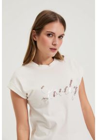MOODO - T-shirt z nadrukiem i koralikami biały. Kolor: biały. Materiał: bawełna. Wzór: nadruk #1