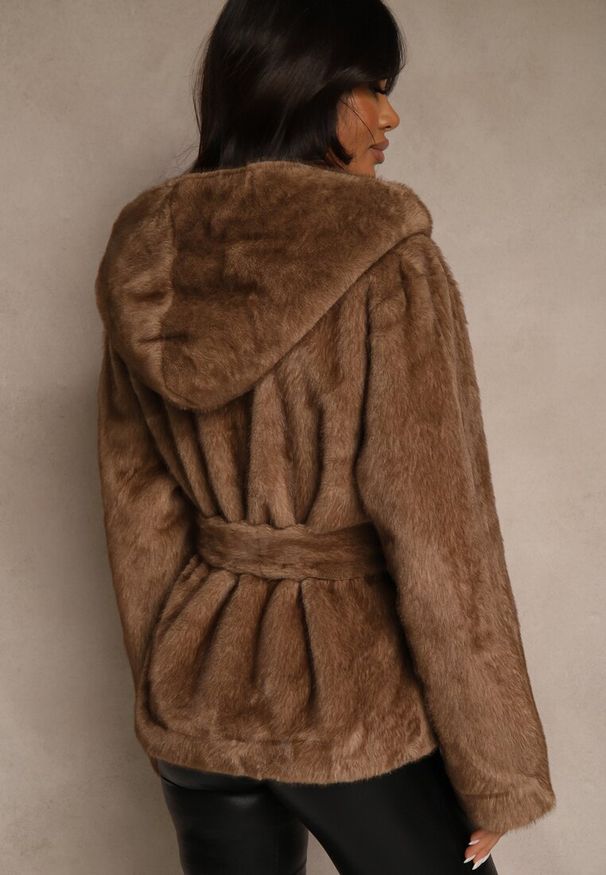 Renee - Jasnobrązowa Futerkowa Kurtka z Kapturem i Wiązanym Paskiem Zetele. Typ kołnierza: kaptur. Kolor: brązowy. Materiał: jeans, koronka