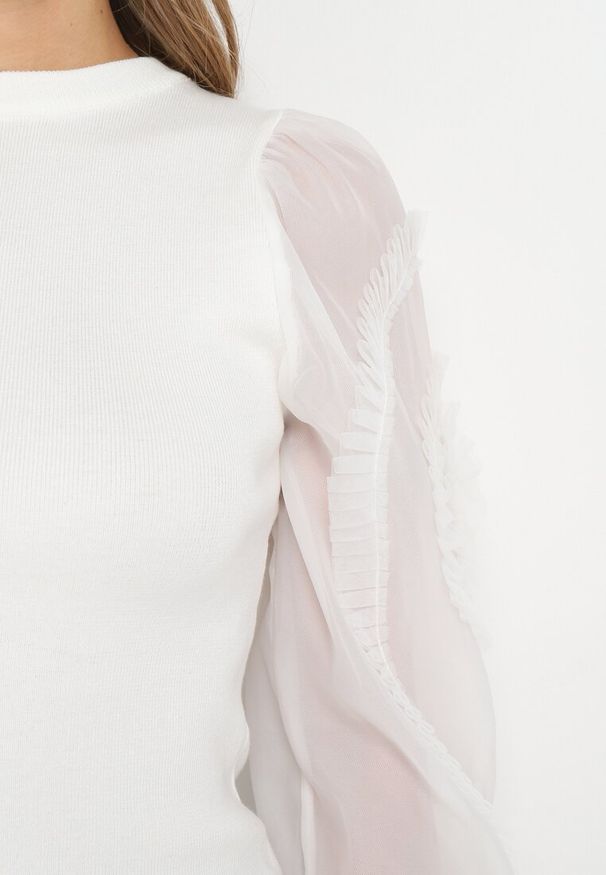 Born2be - Biały Sweter z Półgolfem i Bufiastymi Rękawami Ozdobionymi Falbankami Cyvesa. Typ kołnierza: kołnierz z falbankami. Kolor: biały. Wzór: aplikacja