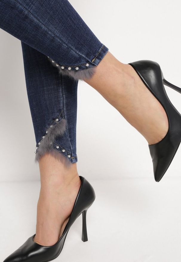 Born2be - Granatowe Jeansy Skinny Ozdobione Futerkiem i Perełkami Onuset. Kolor: niebieski. Wzór: aplikacja