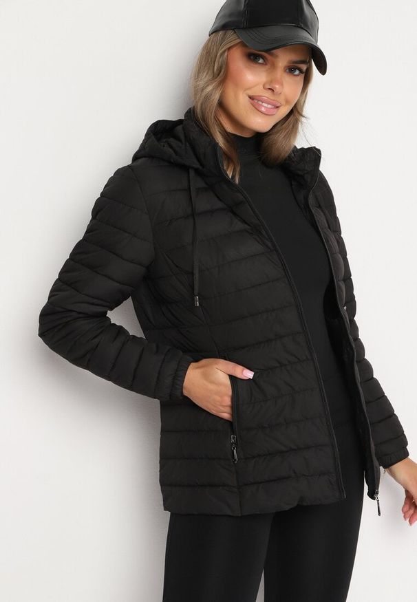 Born2be - Czarna Pikowana Kurtka z Kapturem i Sznurkami Miviana. Okazja: na spacer. Typ kołnierza: kaptur. Kolor: czarny. Materiał: jeans. Długość rękawa: długi rękaw. Długość: długie