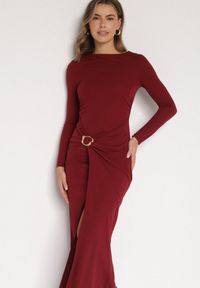 Born2be - Bordowa Sukienka Koktajlowa z Aplikacją z Marszczeniem na Biodrach Rariana. Okazja: na randkę, na imprezę. Kolor: czerwony. Długość rękawa: długi rękaw. Wzór: aplikacja. Styl: wizytowy #5