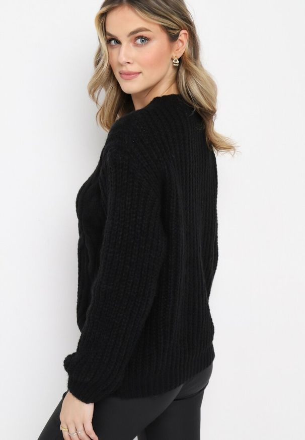 Born2be - Czarny Sweter w Ozdobny Splot Rulda. Kolor: czarny. Materiał: dzianina. Wzór: ze splotem. Styl: klasyczny