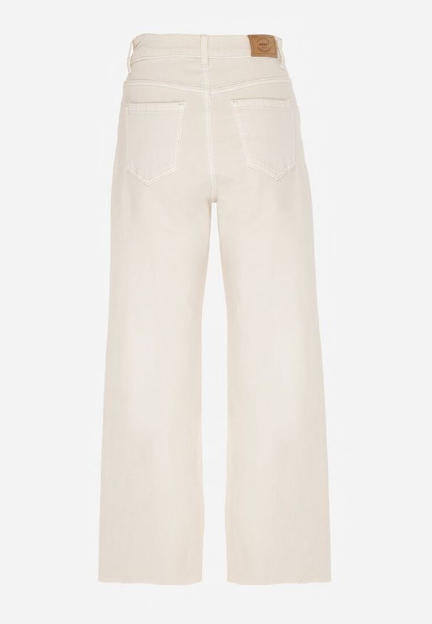 Born2be - Jasnobeżowe Jeansy o Szerokim Fasonie z Wysokim Stanem i Surowymi Krawędziami Cattia. Okazja: na co dzień. Stan: podwyższony. Kolor: beżowy. Styl: casual