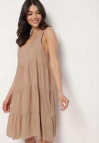 Born2be - Beżowa Sukienka a Rozkloszowana Sukienka na Ramiączkach z Falbanami Criselles. Okazja: na spacer, na plażę. Typ kołnierza: kołnierz z falbankami. Kolor: beżowy. Materiał: bawełna. Długość rękawa: na ramiączkach. Sezon: lato. Styl: elegancki #2