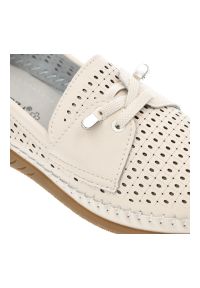 Półbuty damskie Vinceza, cholewka ze skóry naturalnej licowej z perforacją wsuwany fason z ozdobnym wiązaniem, beżowe, 93217. Okazja: na co dzień. Kolor: beżowy. Materiał: skóra. Szerokość cholewki: normalna. Wzór: ażurowy. Sezon: lato. Styl: elegancki, casual #6