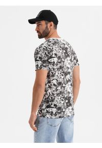 Ombre Clothing - Męska wzorzysta bawełniana koszulka z krótkim rękawem – biało-czarna V2. Okazja: na co dzień. Kolor: biały. Materiał: bawełna. Długość rękawa: krótki rękaw. Długość: krótkie. Wzór: nadruk. Styl: klasyczny, casual #8