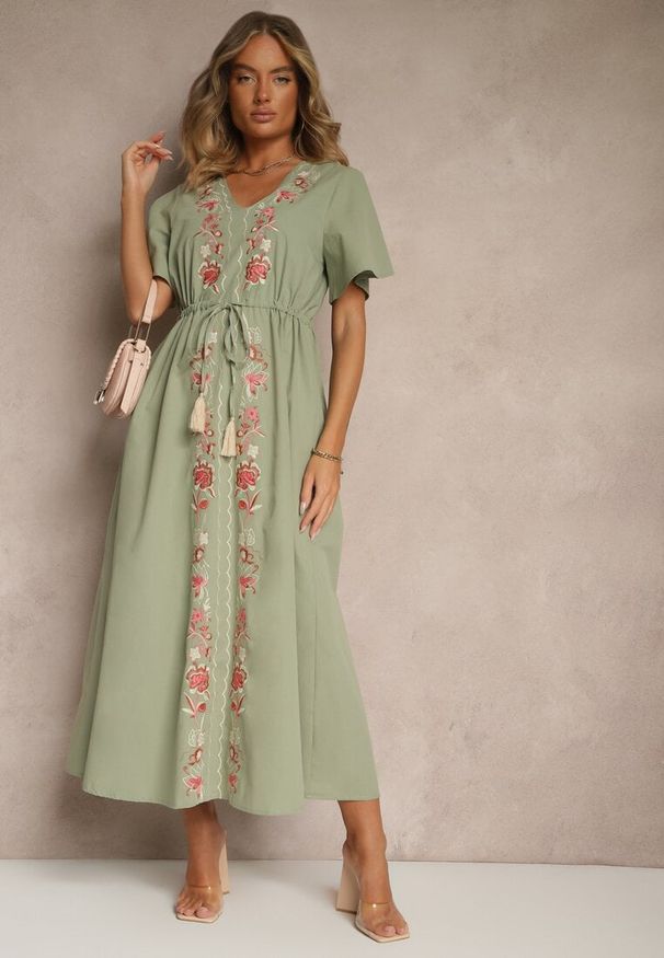 Renee - Zielona Rozkloszowana Sukienka z Bawełny w Stylu Boho z Ozdobnym Haftem Sersena. Okazja: na co dzień. Typ kołnierza: dekolt w kształcie V. Kolor: zielony. Materiał: bawełna. Długość rękawa: krótki rękaw. Wzór: haft. Styl: boho
