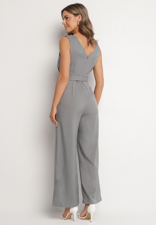 Born2be - Szary Kombinezon Taliowany z Kopertowym Dekoltem i Paskiem z Klamrą Ronivae. Okazja: na co dzień. Kolor: szary. Styl: elegancki, casual, klasyczny