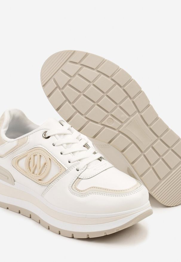 Renee - Białe Sneakersy na Platformie ze Sznurowaniem i Ozdobą Arivania. Okazja: na co dzień, na spacer. Zapięcie: sznurówki. Kolor: biały. Materiał: jeans. Wzór: aplikacja. Obcas: na platformie. Sport: turystyka piesza