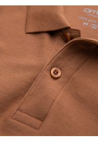 Ombre Clothing - Męska koszulka polo jednokolorowa BASIC z dzianiny pique - brązowa V23. Okazja: na co dzień. Typ kołnierza: polo. Kolor: brązowy. Materiał: dzianina. Wzór: haft, aplikacja, jednolity. Styl: sportowy, wizytowy, casual #6