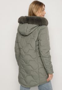 Born2be - Zielona Klasyczna Kurtka z Pikowanymi Przeszyciami i Kapturem z Futerkiem Raffisa. Okazja: na co dzień. Kolekcja: plus size. Kolor: zielony. Materiał: futro. Styl: klasyczny #7