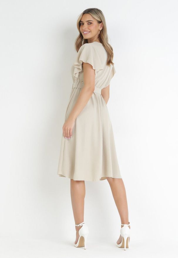 Born2be - Jasnobeżowa Sukienka z Kopertowym Dekoltem i Paskiem Sizue. Kolor: beżowy. Typ sukienki: kopertowe