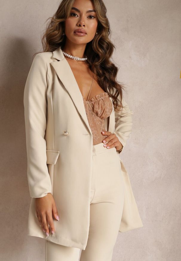 Renee - Jasnobeżowa Marynarka Taliowana Dwurzędowa Swal. Kolor: beżowy. Długość rękawa: długi rękaw. Długość: długie. Styl: elegancki
