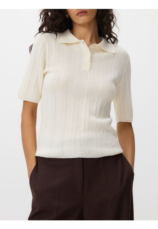 Reserved - Sweter polo z wełną - kremowy. Typ kołnierza: polo. Kolor: kremowy. Materiał: wełna