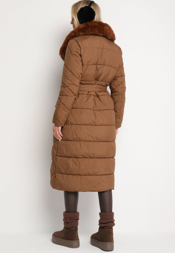 Born2be - Brązowa Długa Kurtka Płaszcz Pikowany z Wiązanym Paskiem i Futerkiem Kemiss. Kolor: brązowy. Materiał: futro. Długość: długie. Wzór: aplikacja