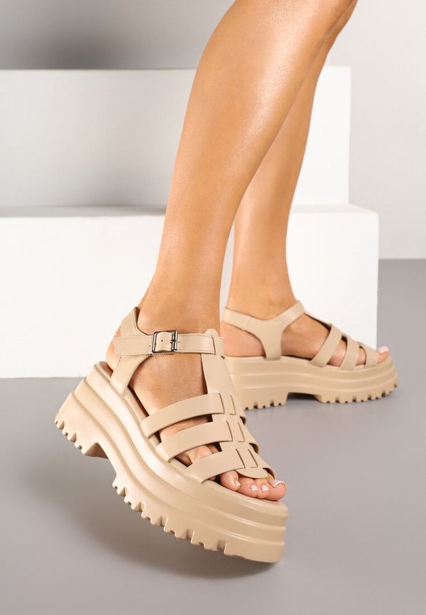 Born2be - Ciemnobeżowe Sandały Gladiatorki na Grubej Podeszwie Beliane. Okazja: na co dzień. Zapięcie: pasek. Kolor: beżowy. Materiał: jeans. Obcas: na platformie. Styl: casual, elegancki, klasyczny