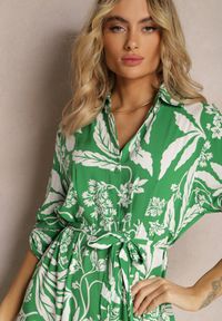 Renee - Zielono-Biała Sukienka o Długim Koszulowym Fasonie z Wzorem w Kwiaty Seraplle. Kolor: zielony. Wzór: kwiaty. Sezon: wiosna. Typ sukienki: koszulowe. Styl: wakacyjny