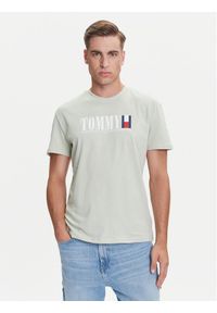 Tommy Jeans T-Shirt Dna Flag DM0DM21941 Zielony Regular Fit. Kolor: zielony. Materiał: bawełna