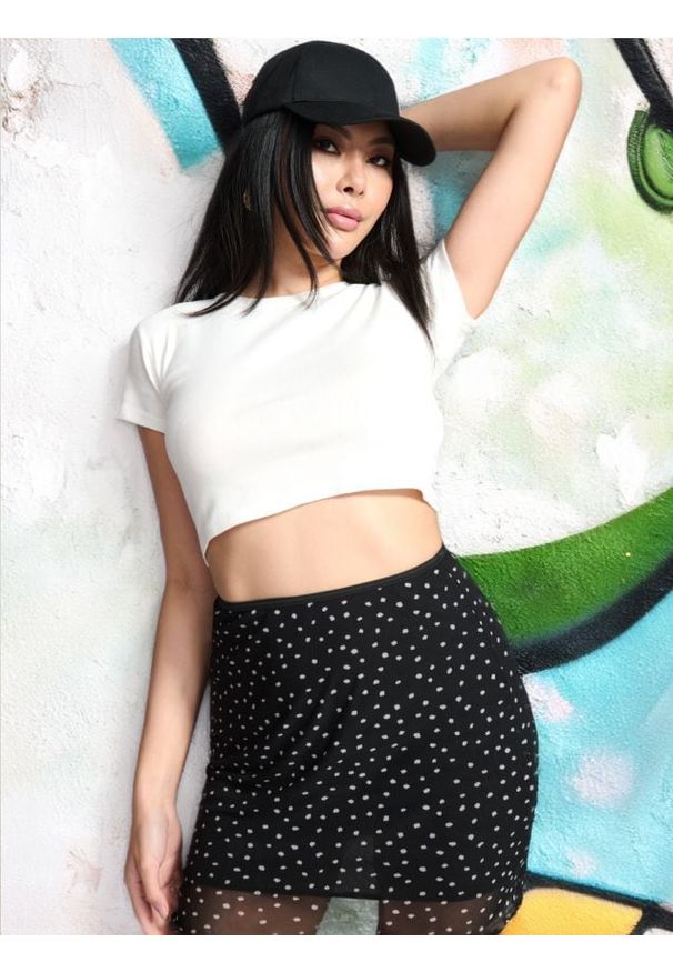 Sinsay - Crop top - biały. Kolor: biały. Materiał: materiał, prążkowany. Długość rękawa: krótki rękaw. Długość: krótkie