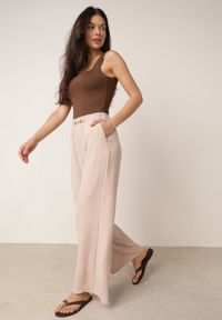 Born2be - Różowe Szerokie Spodnie Casual z Wysokim Stanem i Biżuteryjną Aplikacją Aronia. Okazja: na co dzień. Kolekcja: plus size. Kolor: różowy. Długość: długie. Wzór: aplikacja. Stan: podwyższony. Materiał: materiał, tkanina. Sezon: lato. Styl: casual #5