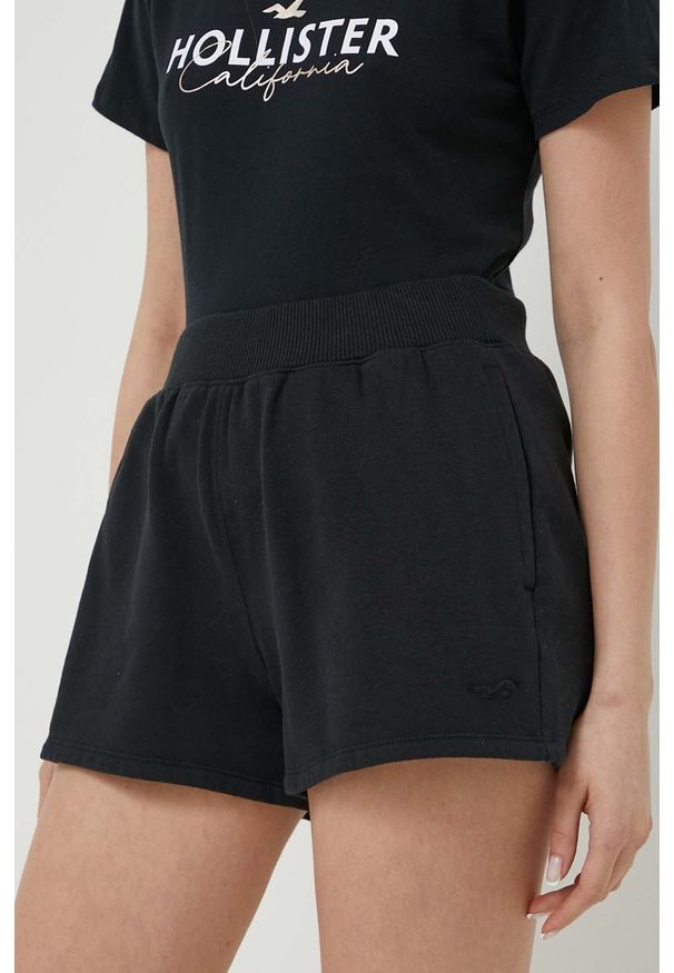 Hollister Co. szorty damskie kolor czarny gładkie medium waist. Stan: podwyższony. Kolor: czarny. Materiał: tkanina. Wzór: gładki