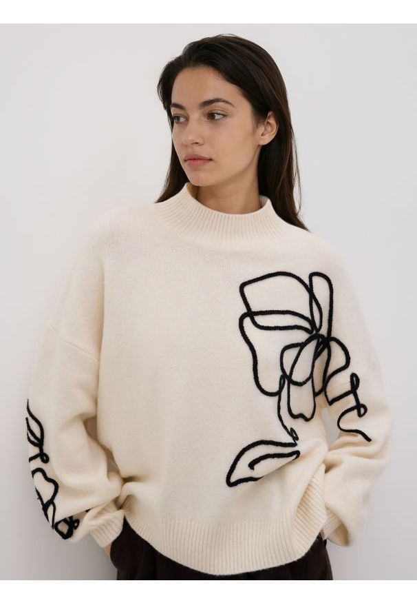 Reserved - Sweter oversize - kremowy. Kolor: kremowy. Materiał: dzianina