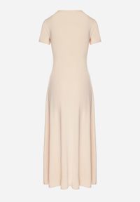 Born2be - Jasnobeżowa Sukienka o Taliowanym Kroju z Krótkim Rękawem Liravise. Okazja: na co dzień. Kolor: beżowy. Długość rękawa: krótki rękaw. Sezon: wiosna, lato. Typ sukienki: rozkloszowane. Styl: klasyczny, casual, elegancki #2