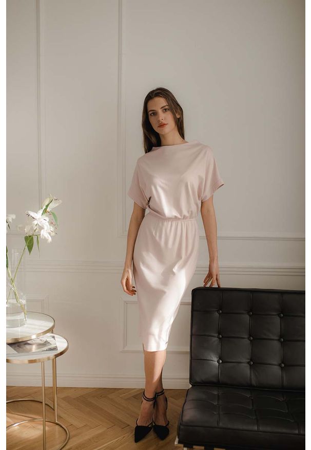 Figl - Sukienka Midi z Krótkim Kimonowym Rękawem - Różowa. Kolor: różowy. Materiał: wiskoza, poliester, elastan. Długość: midi