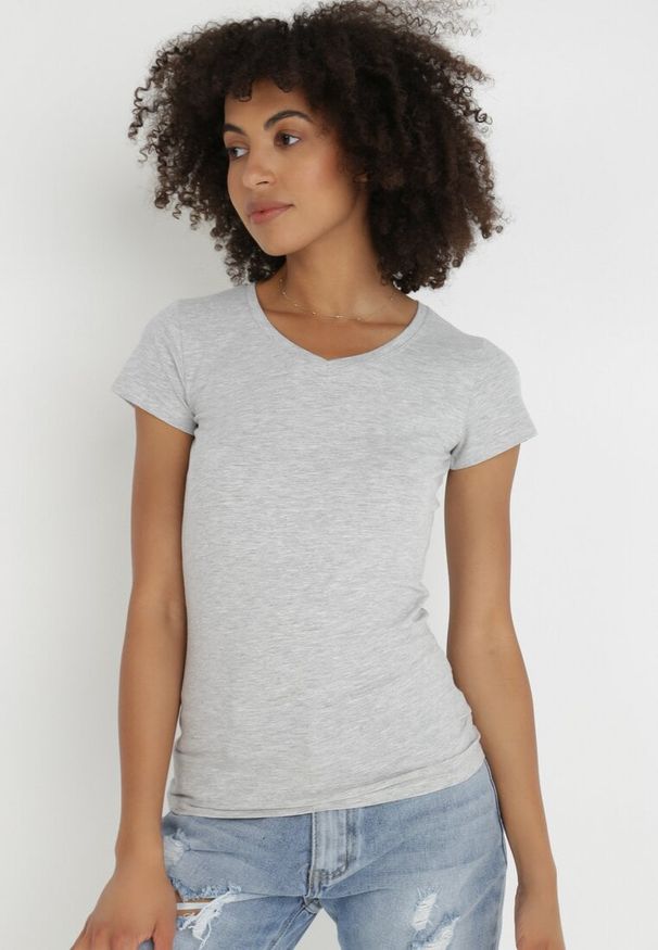 Born2be - Jasnoszary T-shirt Nysalphia. Kolor: szary. Materiał: dzianina, bawełna, elastan. Długość rękawa: krótki rękaw. Długość: krótkie. Styl: klasyczny