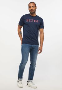 Mustang - MUSTANG Style Alex C LOGO Tee MĘSKI T-SHIRT KOSZULKA NADRUK LOGO BLUE NIGHTS 1013221 4085. Wzór: nadruk #5