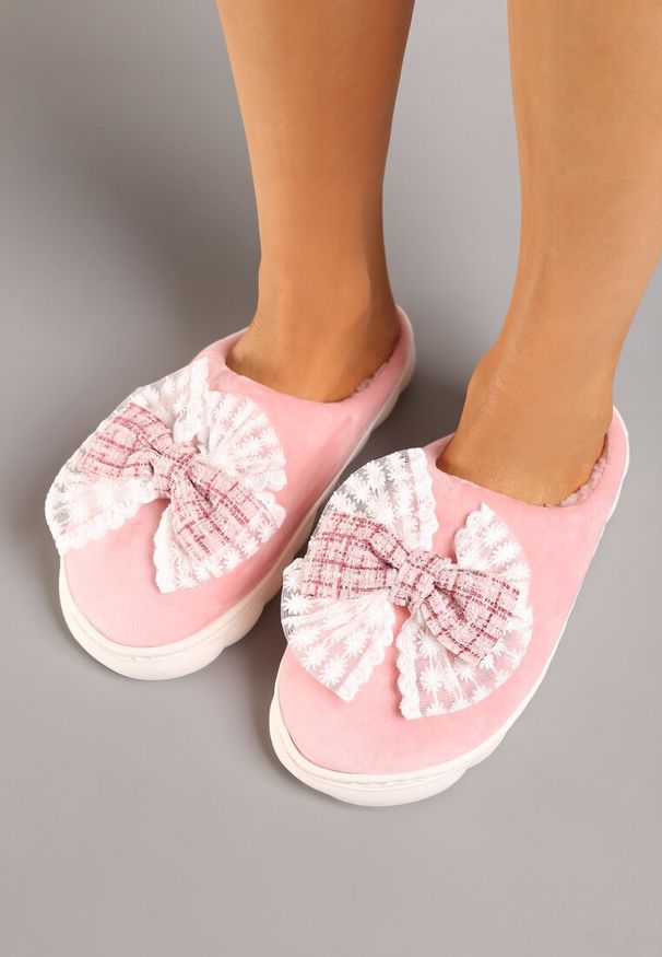 Born2be - Różowe Kapcie Vices na Tłoczonej Podeszwie Zdobione Podwójną Kokardą Martinnia. Okazja: na co dzień. Kolor: różowy. Materiał: jeans. Wzór: aplikacja. Obcas: na obcasie. Styl: klasyczny, casual. Wysokość obcasa: niski
