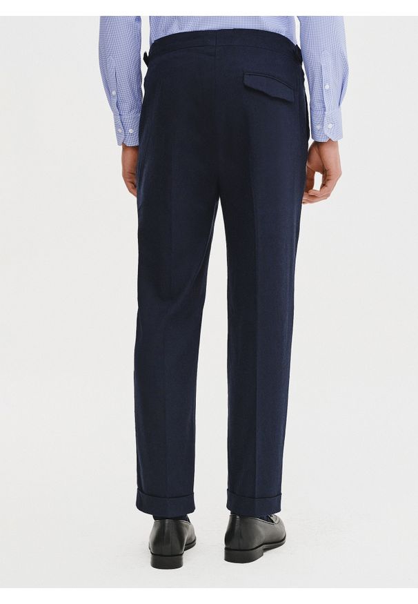 Pako Lorente - PAKO LORENTE - Granatowe spodnie męskie z lnem. Okazja: na co dzień. Kolor: beżowy, niebieski. Materiał: len. Sezon: lato. Styl: casual