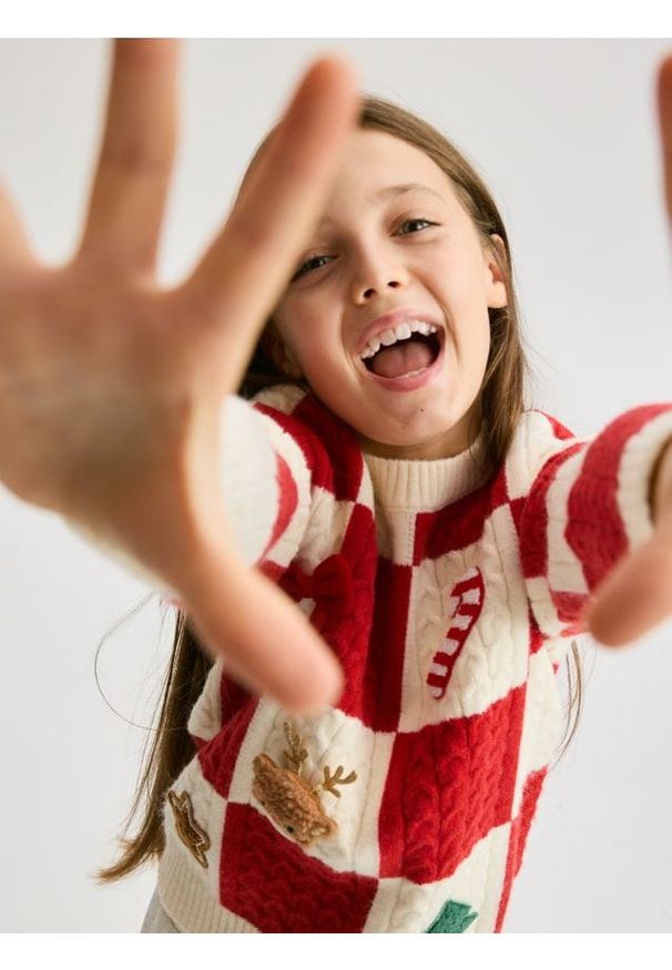 Reserved - Sweter ze świąteczną aplikacją - wielobarwny. Materiał: dzianina. Wzór: aplikacja. Styl: wizytowy