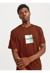 Jack & Jones - Jack&Jones T-Shirt Fredeiksberg 12262492 Brązowy Regular Fit. Kolor: brązowy. Materiał: bawełna