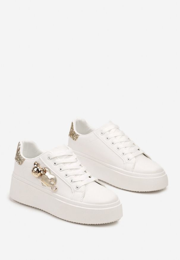 Renee - Biało-Złote Sneakersy na Platformie z Aplikacjami Serc i Brokatem Riathria. Nosek buta: okrągły. Zapięcie: sznurówki. Kolor: biały. Wzór: aplikacja. Obcas: na platformie. Wysokość obcasa: niski