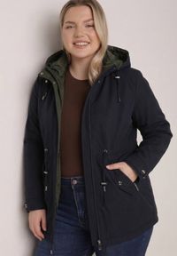 Born2be - Granatowo-Zielona Dwustronna Kurtka Przejściowa w Stylu Parki z Kapturem Tidala. Okazja: na co dzień. Typ kołnierza: kaptur. Kolekcja: plus size. Kolor: niebieski. Materiał: jeans, materiał, poliester. Wzór: aplikacja. Styl: casual, klasyczny #1