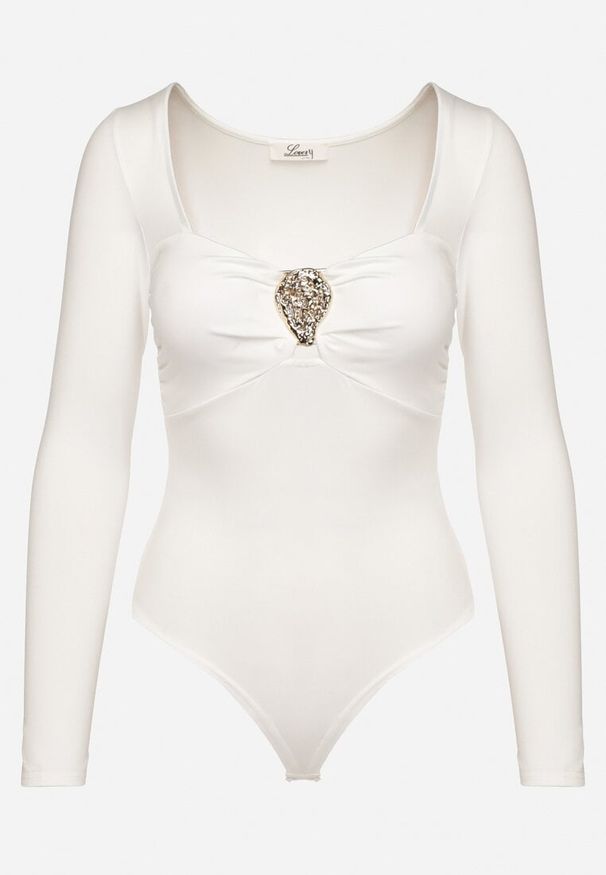 Born2be - Białe Body z Wiskozą Usztywnianymi Miseczkami i Metalową Aplikacją Alumira. Kolor: biały. Materiał: wiskoza. Długość rękawa: długi rękaw. Długość: długie. Wzór: aplikacja. Styl: elegancki