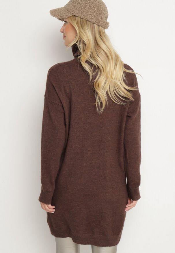 Born2be - Brązowa Sukienka Classificator. Okazja: na co dzień. Typ kołnierza: golf. Kolor: brązowy. Materiał: dzianina. Długość rękawa: długi rękaw. Sezon: zima, jesień. Typ sukienki: proste. Styl: casual